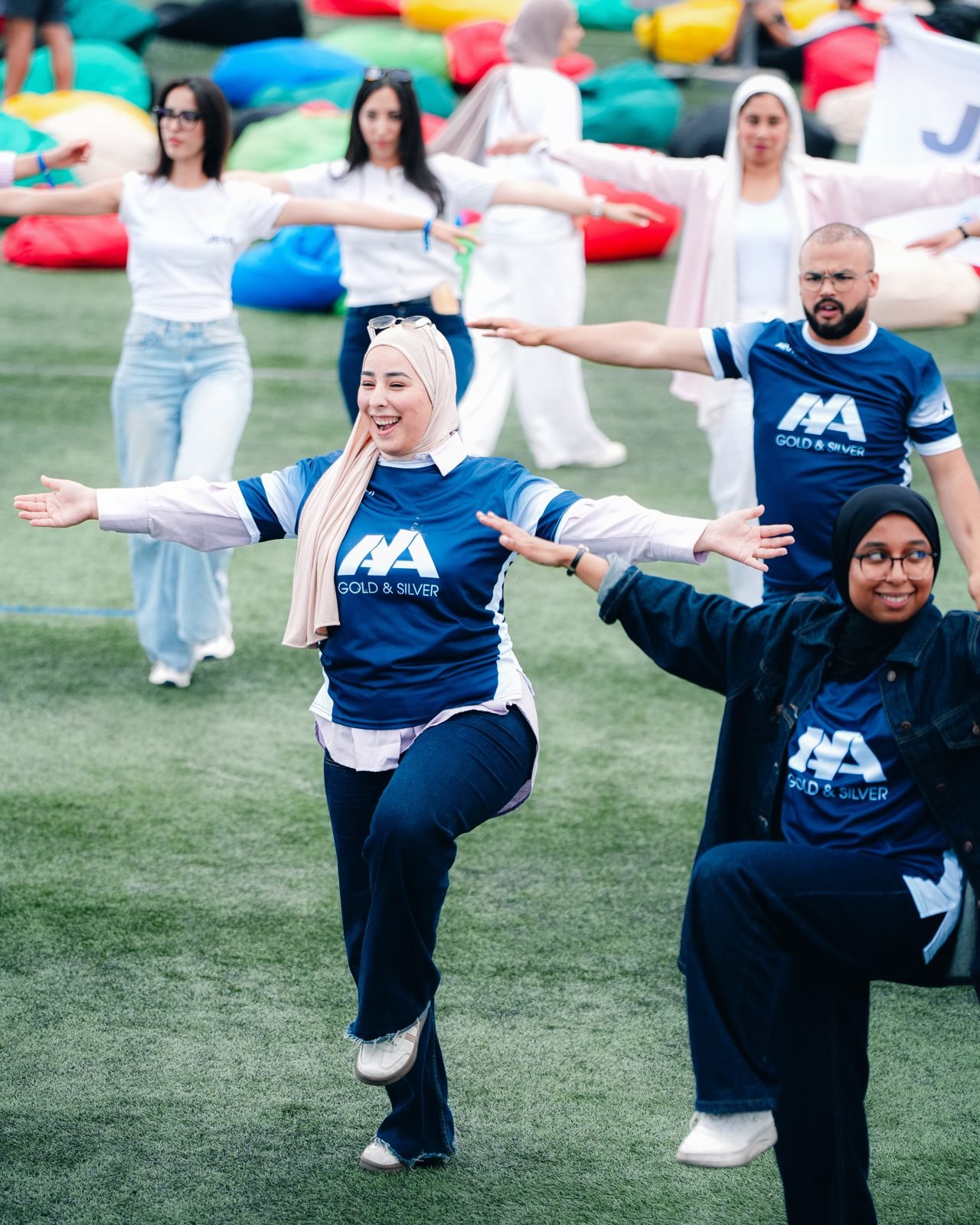 Des participantes célèbrent aux Olympiades ONE
