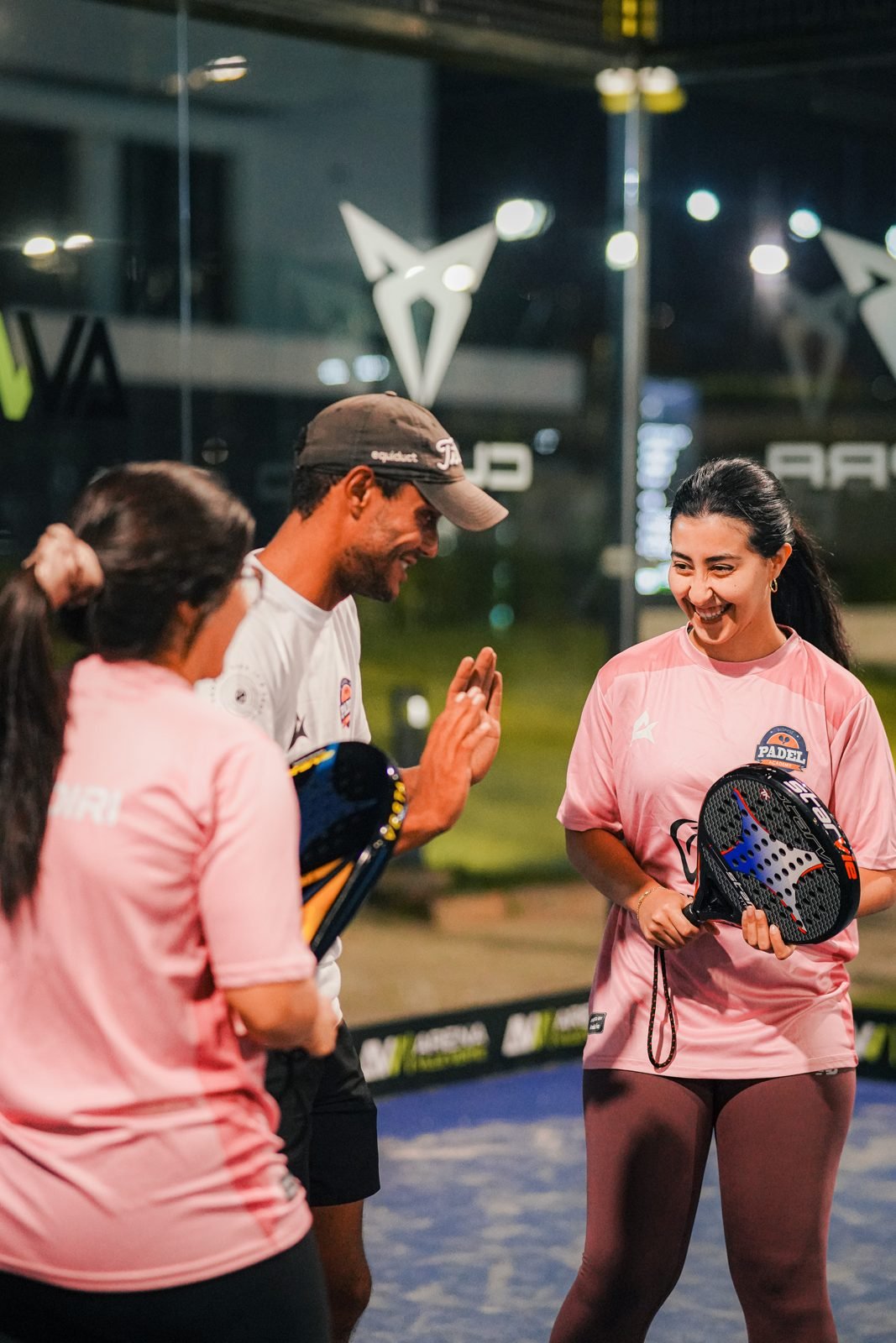 Fou rire entre collègues sur un terrain de padel